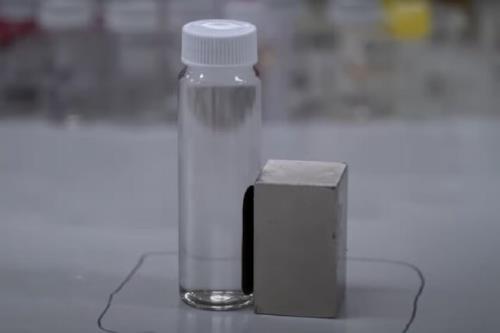 حذف مواد شیمیایی همیشگی از آب با یک محلول مغناطیسی
